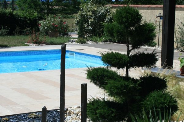 Les piscines et spas par Perret Paysage à Tournus