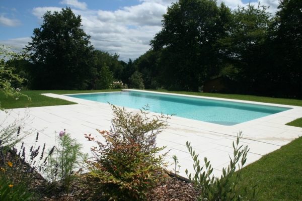 Les piscines et spas par Perret Paysage à Tournus