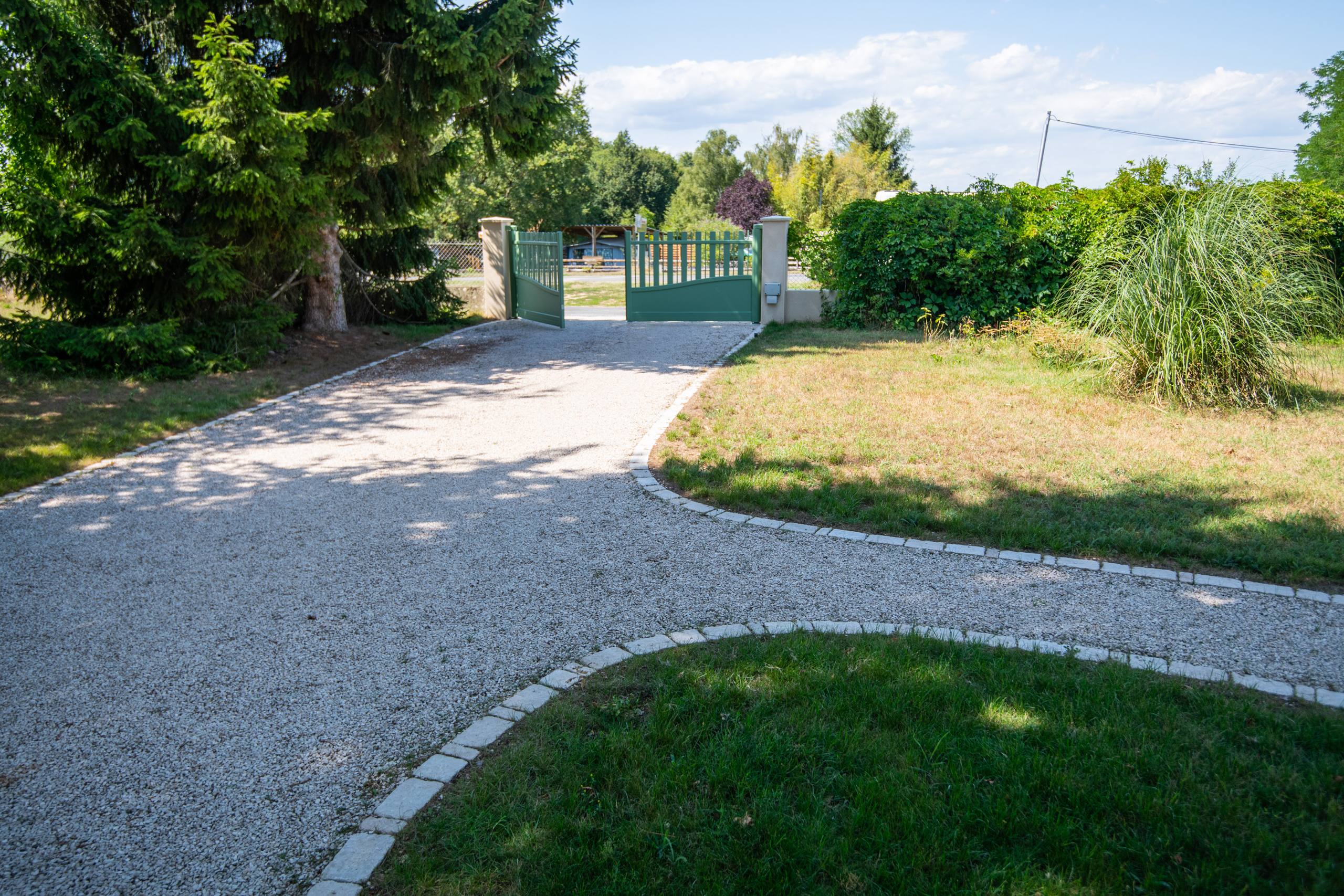 Allée de jardin, accès carossable, cour extérieure | Perret Paysage