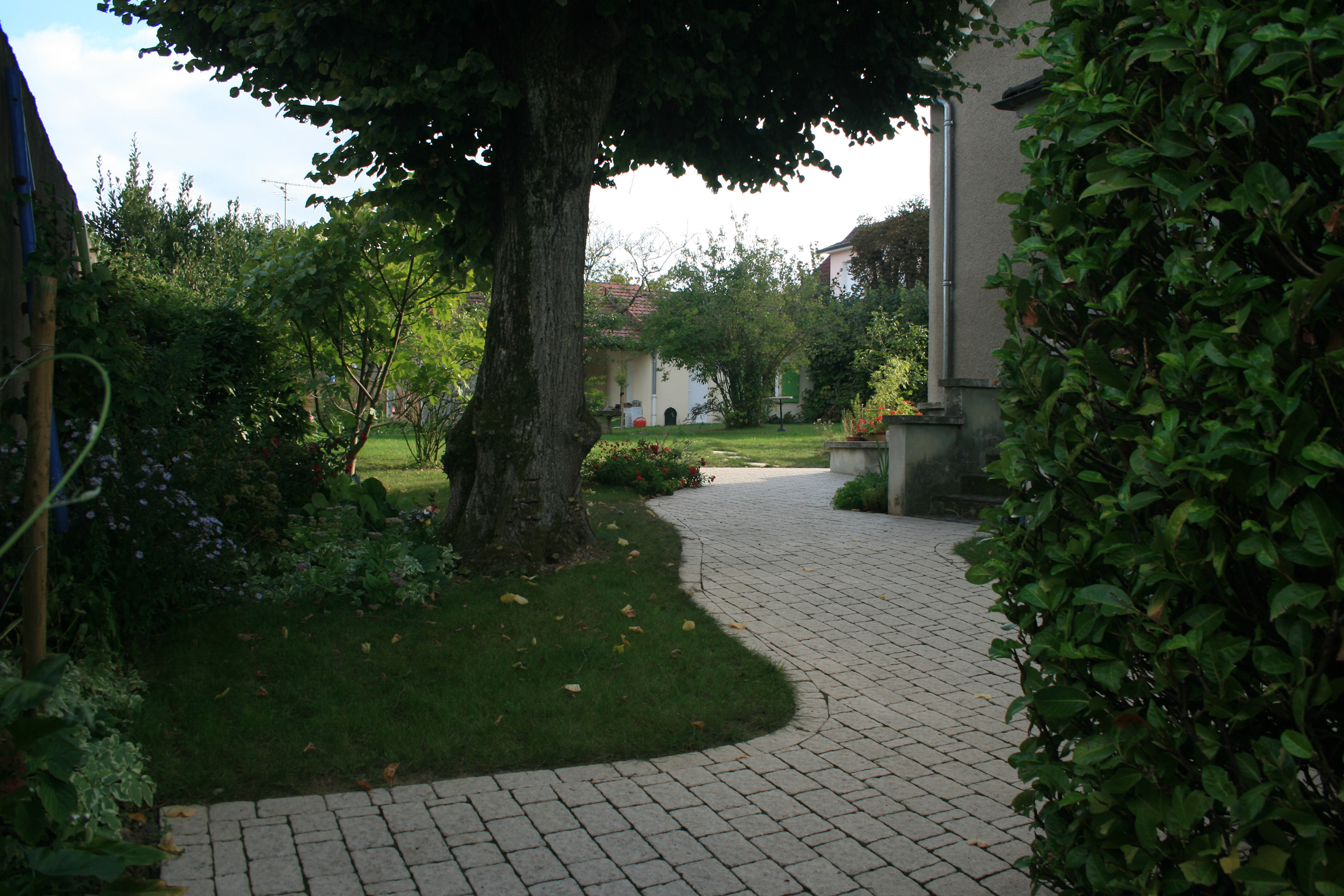 Allée de jardin, accès carossable, cour extérieure | Perret Paysage