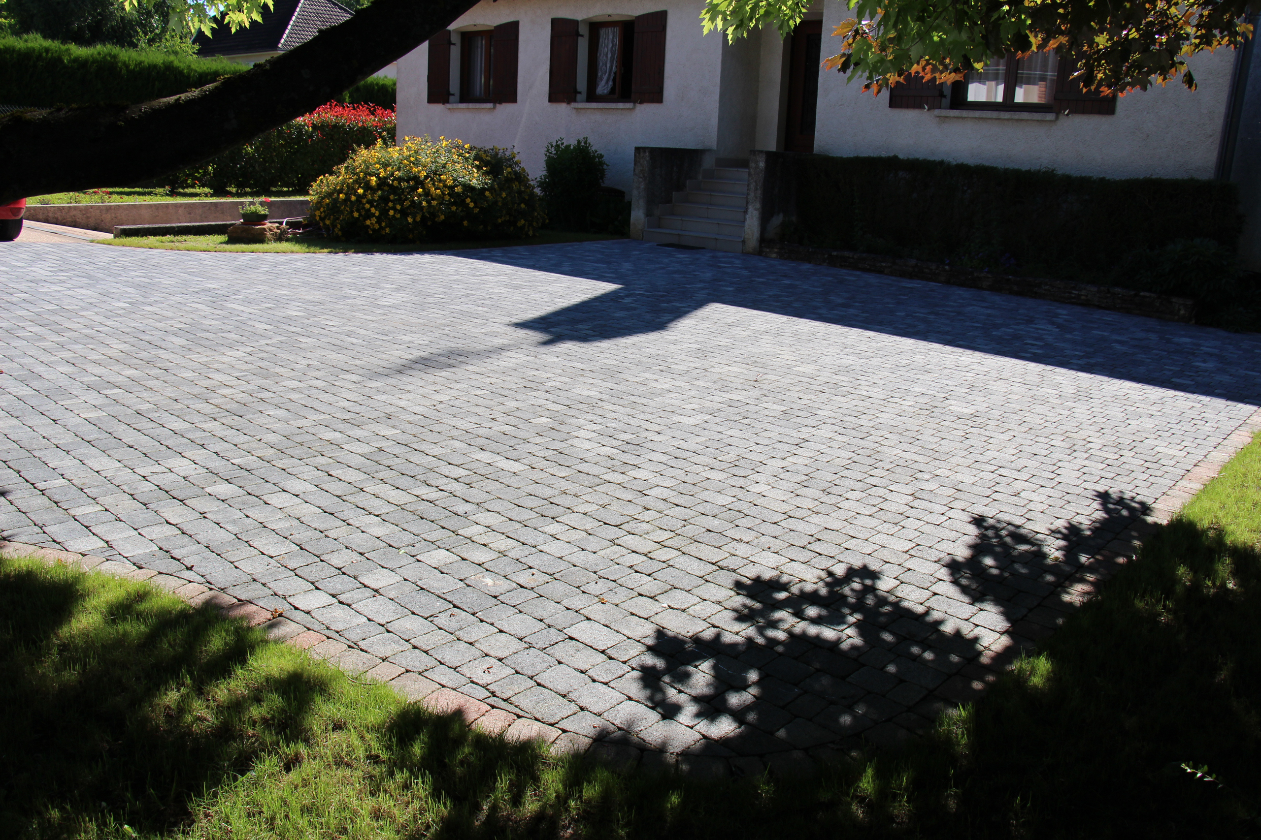 Allée de jardin, accès carossable, cour extérieure | Perret Paysage