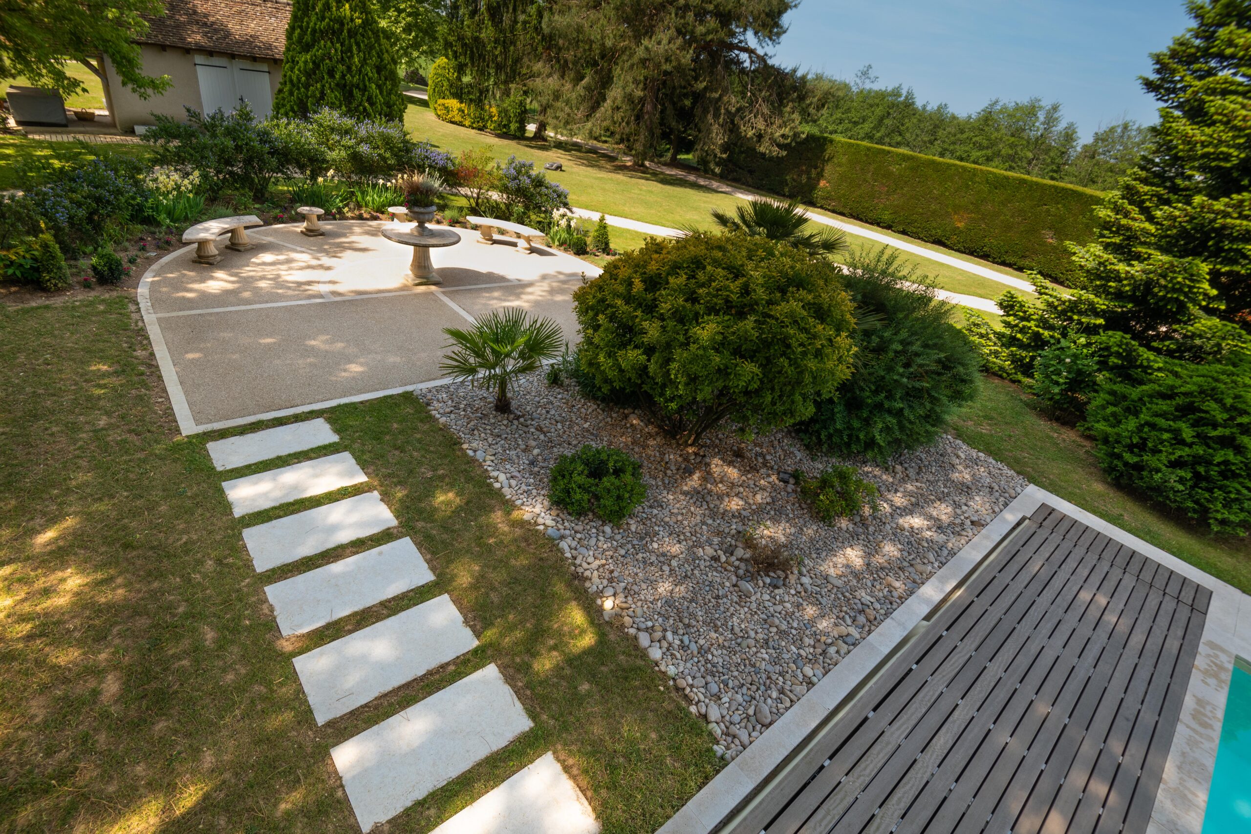 Jardin d'agrément avec chemin en pas japonais menant à un coin détente en pierre — Chalon-sur-Saône, Saône-et-Loire — Perret Paysage & Piscine