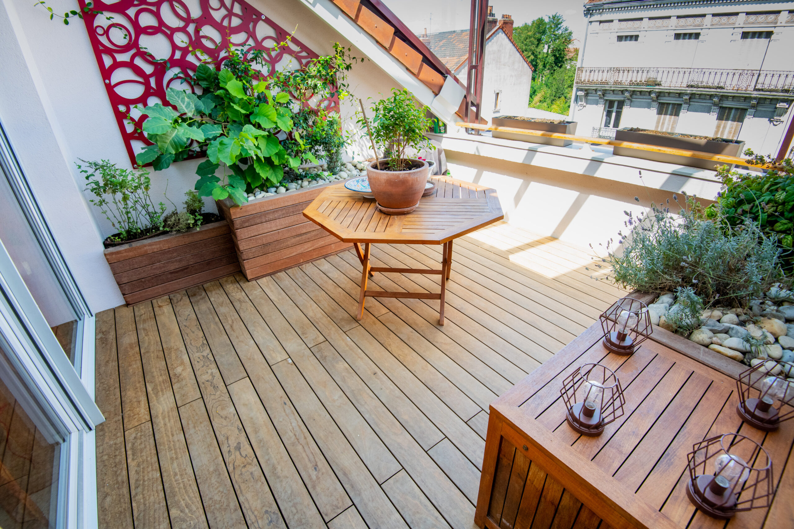 Terrasse en bois aménagée en toiture avec table et jardinières aromatiques — Chalon-sur-Saône, Saône-et-Loire — Perret Paysage & Piscine