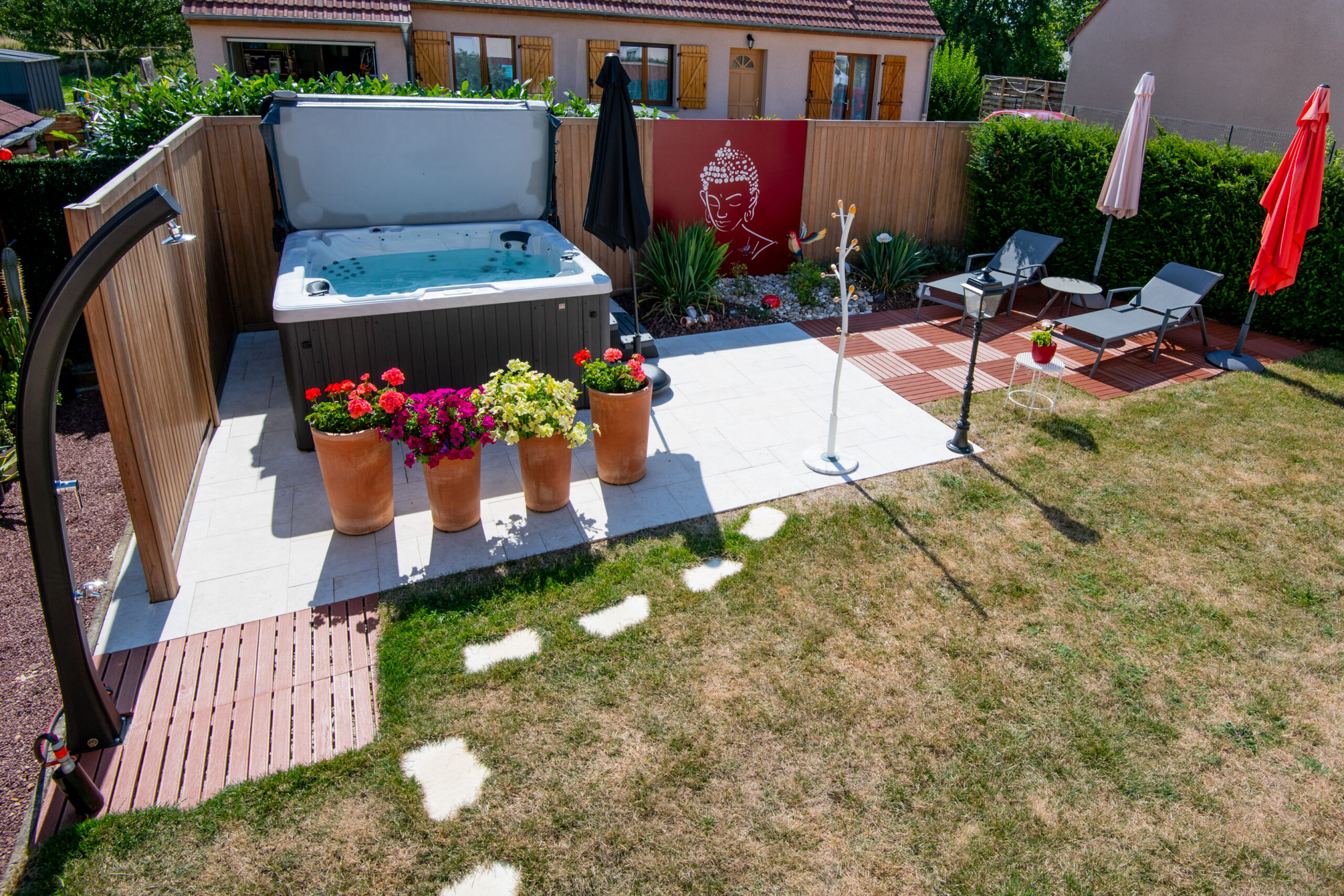 Spa extérieur sur terrasse en pierre claire avec panneau décoratif — Chalon-sur-Saône, Saône-et-Loire — Perret Paysage & Piscine