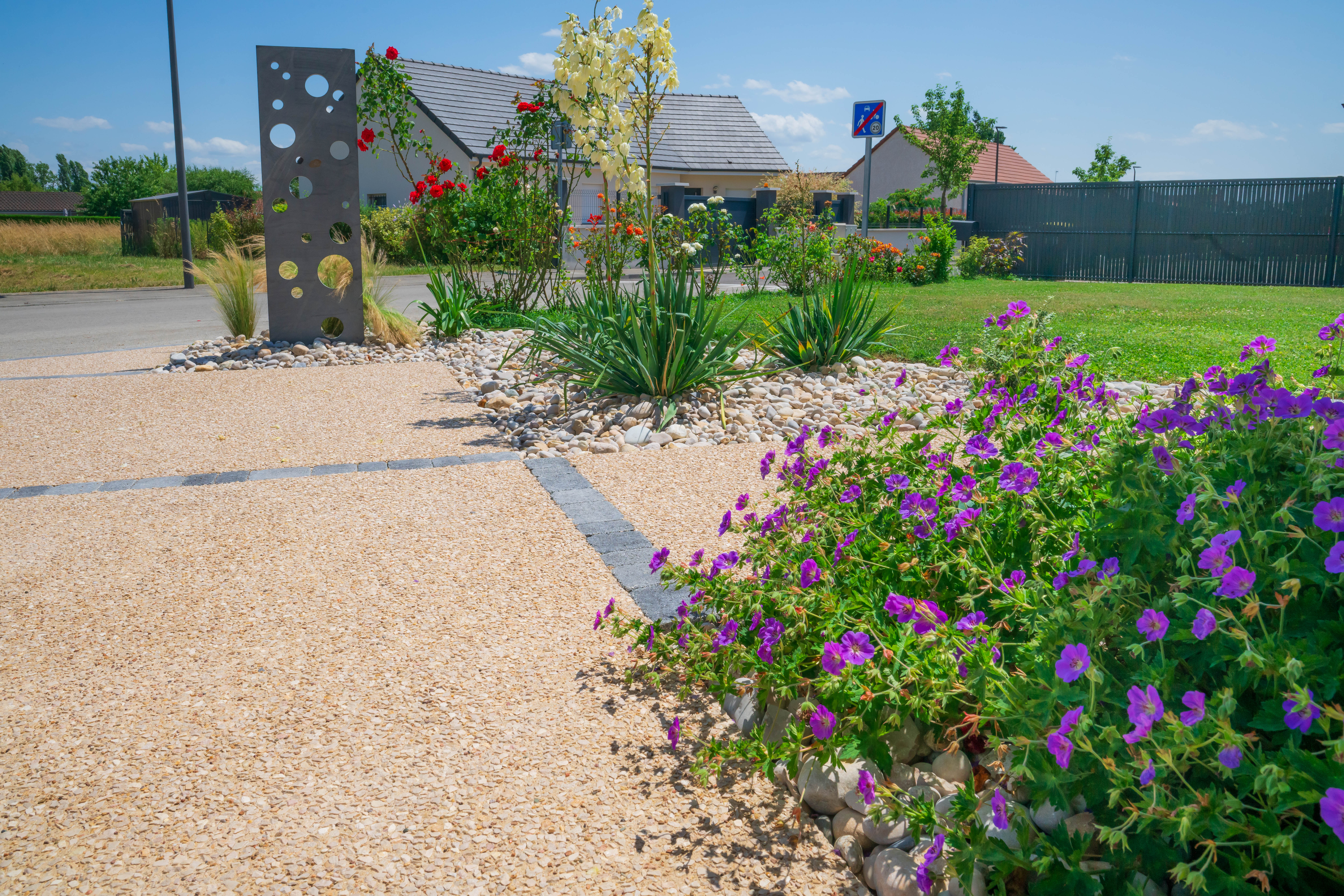 Allée en gravier stabilisé avec stèle décorative et massif de galets — Chalon-sur-Saône, Saône-et-Loire — Perret Paysage & Piscine