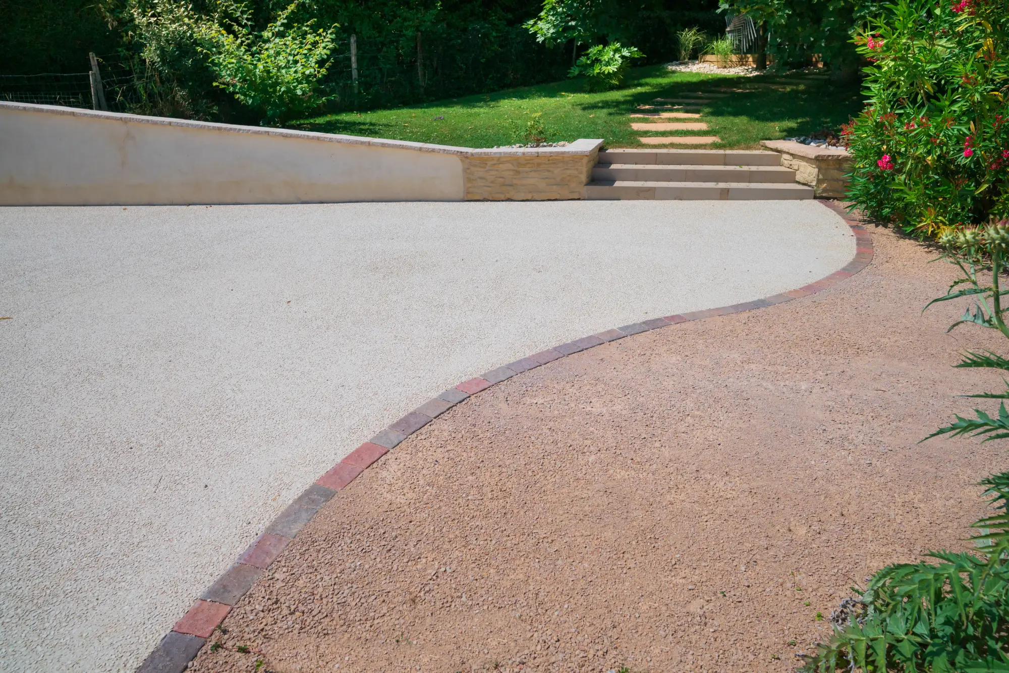 (Fabrice C. — La Salle) : Allée en béton désactivé bicolore avec escalier en pierre — La Salle, Saône-et-Loire — Perret Paysage & Piscine