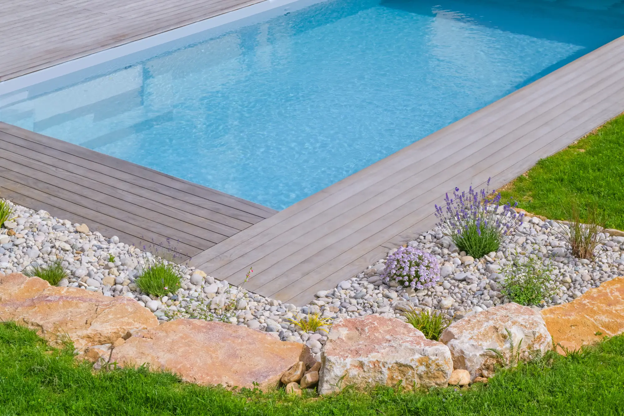 Angle de piscine avec terrasse en bois et massif de rocaille planté de lavandes — Beaune, Côte-d’Or — Perret Paysage & Piscine