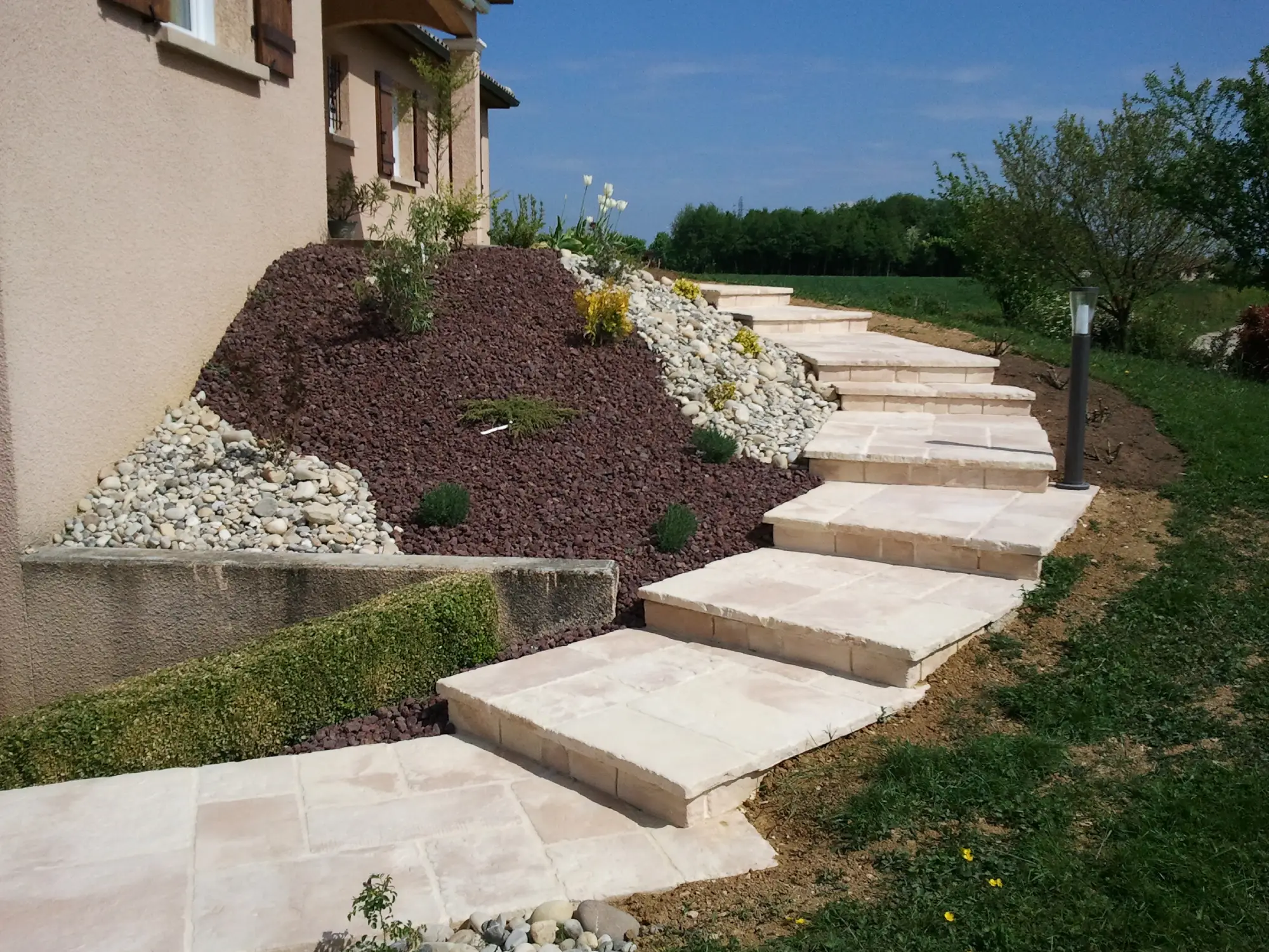 Escalier extérieur en pierre reconstituée aménagé sur un talus paysager — Mâcon, Saône-et-Loire — Perret Paysage & Piscine