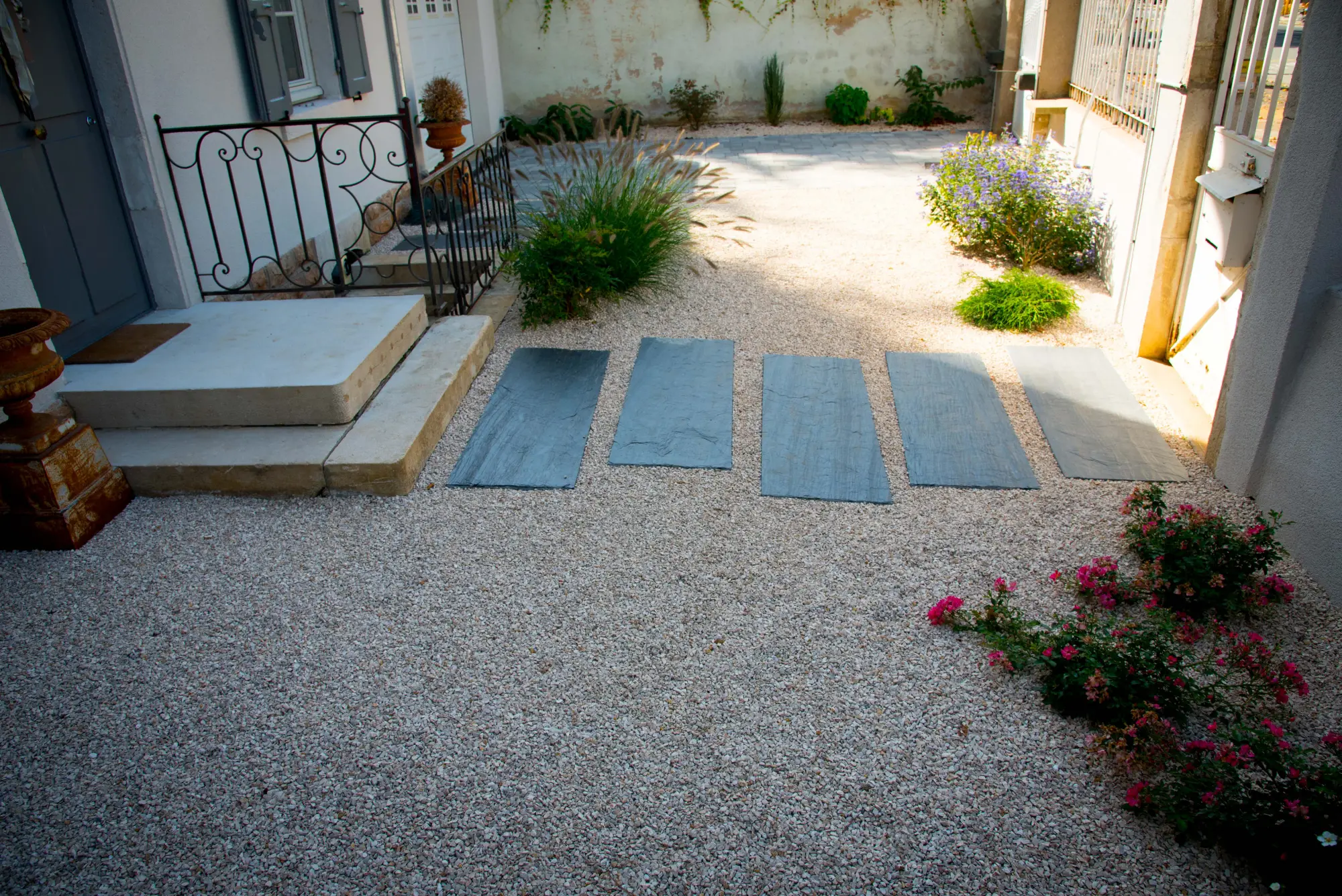 Allée en pas japonais menant à l'entrée d'une maison — Mâcon, Saône-et-Loire — Perret Paysage & Piscine